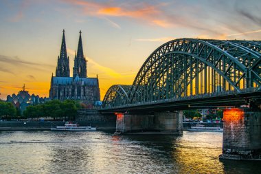 Köln ve Hohenzollern Köprüsü 'ndeki katedralin günbatımı manzarası 