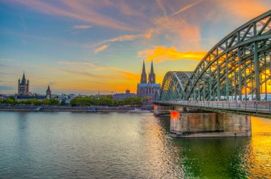 Hohenzollern Köprüsü ile Köln 'ün Cityscape Sunset görünümü, CA