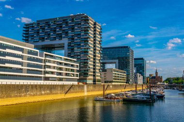 Köln 'de Rhein nehir kıyısında kranhaus bina kompleksi, germ