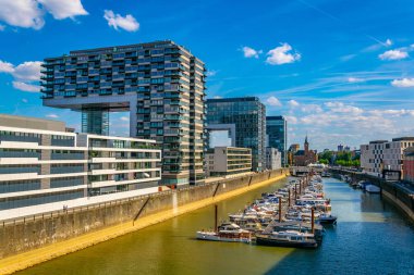Köln 'de Rhein nehir kıyısında kranhaus bina kompleksi, germ
