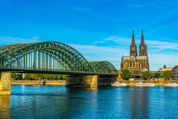 Dom zu Köln und Hohenzollernbrücke über den Rhein — Stockfoto