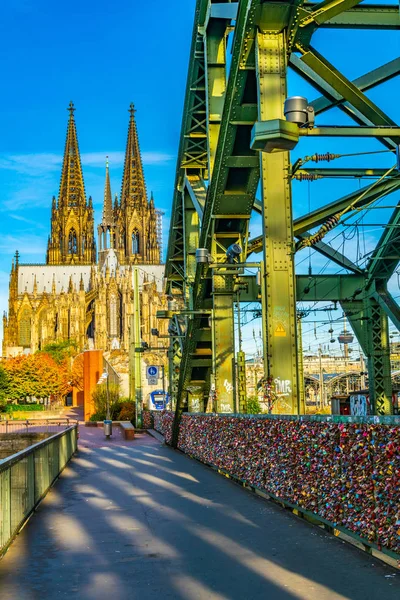 Kathedraal in Keulen gezien vanaf Hohenzollern brug over Rhein, — Stockfoto