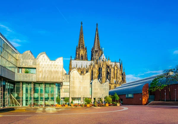 Philharmonie und Dom in Köln, Deutschland — Stockfoto