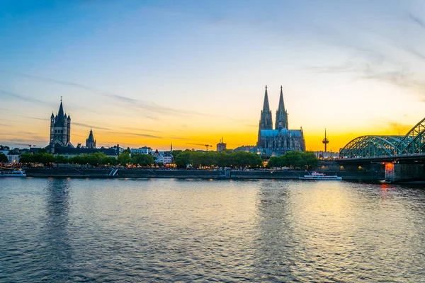 De mening van de zonsondergang van stadsgezicht van Keulen met Hohenzollern brug, ca — Stockfoto