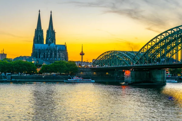 De mening van de zonsondergang van de kathedraal in Keulen en Hohenzollern brug — Stockfoto