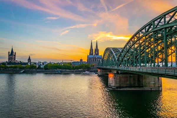 Sonnenuntergang Blick auf das Stadtbild von Köln mit Hohenzollernbrücke, ca — Stockfoto