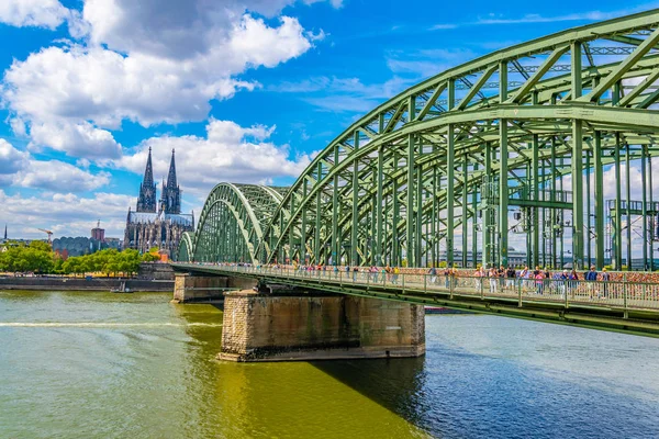 Dom zu Köln und Hohenzollernbrücke über den Rhein — Stockfoto