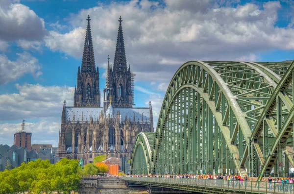 Kathedraal in Keulen en de brug van Hohenzollern over Rhein, Duitsland — Stockfoto