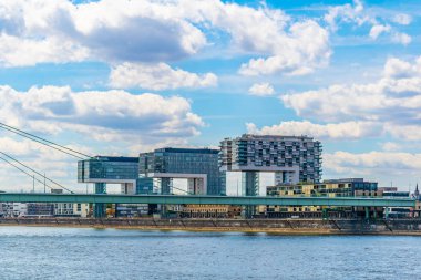 Köln 'de Rhein nehir kıyısında kranhaus bina kompleksi, germ
