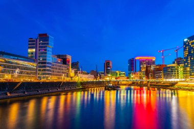 Düsseldorf, Almanya 'da ışıklı Hafen bölgesinin günbatımı görünümü