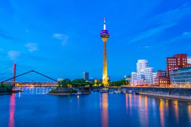 Düsseldorf, Almanya 'daki Rheinturm 'un günbatımı manzarası