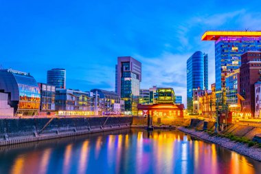 Düsseldorf, Almanya 'da ışıklı Hafen bölgesinin günbatımı görünümü