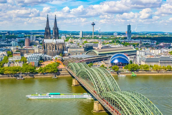 Lucht mening van de kathedraal in Keulen en de brug van Hohenzollern — Stockfoto
