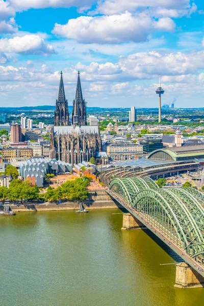 Lucht mening van de kathedraal in Keulen en de brug van Hohenzollern — Stockfoto