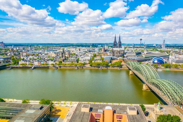 Luftaufnahme des Kölner Stadtbildes mit Hohenzollernbrücke, ca — Stockfoto