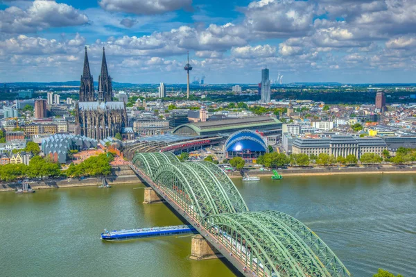 Lucht mening van de kathedraal in Keulen en de brug van Hohenzollern — Stockfoto