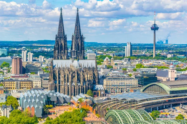 Luchtfoto van de kathedraal in Keulen, Duitsland — Stockfoto