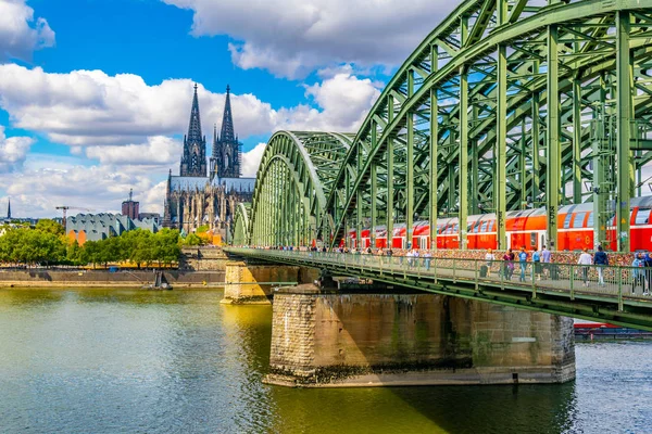 Kathedraal in Keulen en de brug van Hohenzollern over Rhein, Duitsland — Stockfoto