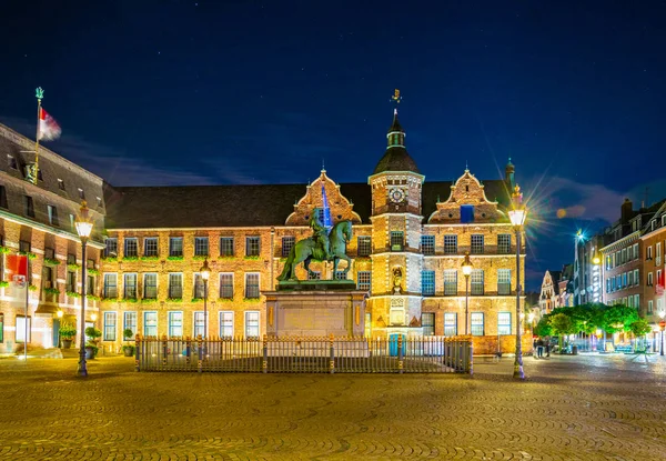 stock image Night view of town hall in Dusseldorf and statue of an Wellem, G