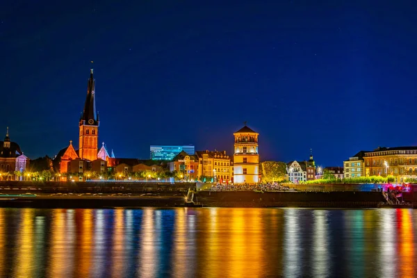 Vista nocturna de la ribera del río Rhein en Dusseldorf con Saint Lamber — Foto de Stock
