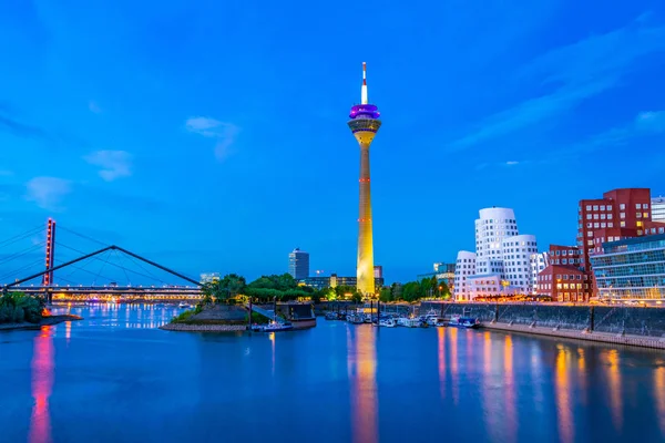 Sonnenuntergang Blick auf den Rheinturm in Düsseldorf — Stockfoto