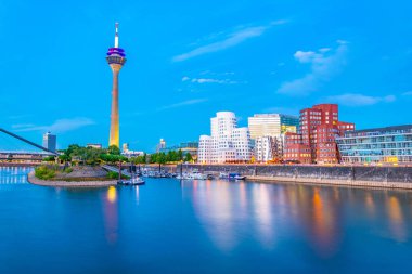 Düsseldorf, Almanya 'daki Rheinturm 'un günbatımı manzarası