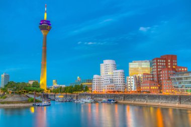 Düsseldorf, Almanya 'daki Rheinturm 'un günbatımı manzarası