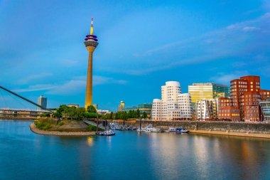 Düsseldorf, Almanya 'daki Rheinturm 'un günbatımı manzarası