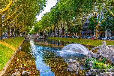 Düsseldorf, Almanya 'daki Triton Çeşmesi manzarası