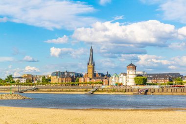 Düsseldorf 'taki Rhein nehir kıyısı, Saint Lambertus Kilisesi, GE