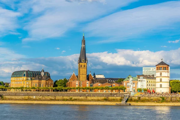 Riverside of Rhein i Düsseldorf med kyrkan Saint Lambertus, ge — Stockfoto
