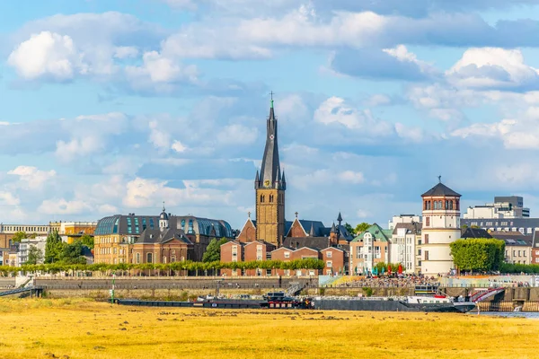 Riverside of Rhein i Düsseldorf med kyrkan Saint Lambertus, ge — Stockfoto