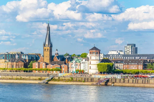 Riverside de Rhein en Dusseldorf con la iglesia de Saint Lambertus, Ge — Foto de Stock