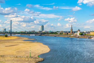 Düsseldorf 'taki Rhein nehir kıyısı, Saint Lambertus Kilisesi, GE