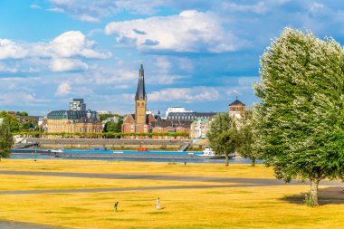 Düsseldorf 'taki Rhein nehir kıyısı, Saint Lambertus Kilisesi, GE