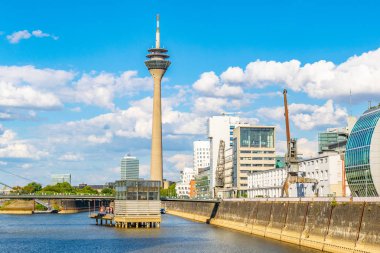 Düsseldorf, Almanya 'daki Rheinturm 'un Hafen manzarası