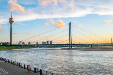 Düsseldorf 'taki Rhein nehir kıyısı, Rheinturm kul 'un egemenliğinde