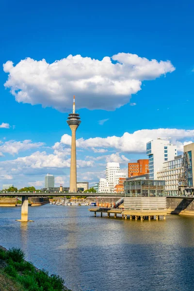 Hafenblick auf den Rheinturm in Düsseldorf — Stockfoto