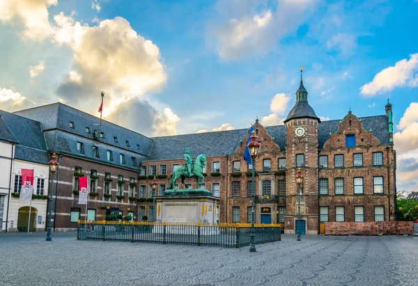 Rådhuset i Düsseldorf och staty av en Wellem, Tyskland — Stockfoto