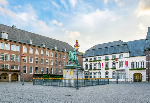 Ayuntamiento de Düsseldorf y estatua de un Wellem, Alemania — Foto de Stock