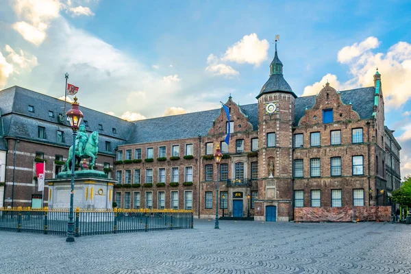 Ayuntamiento de Düsseldorf y estatua de un Wellem, Alemania — Foto de Stock