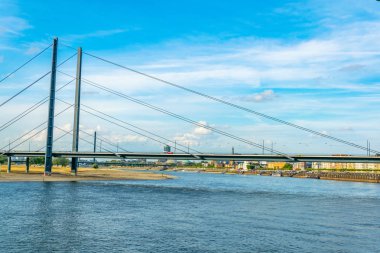 Rheinkniebrucke Köprüsü ile Düsseldorf 'un günbatımı havadan görünümü 