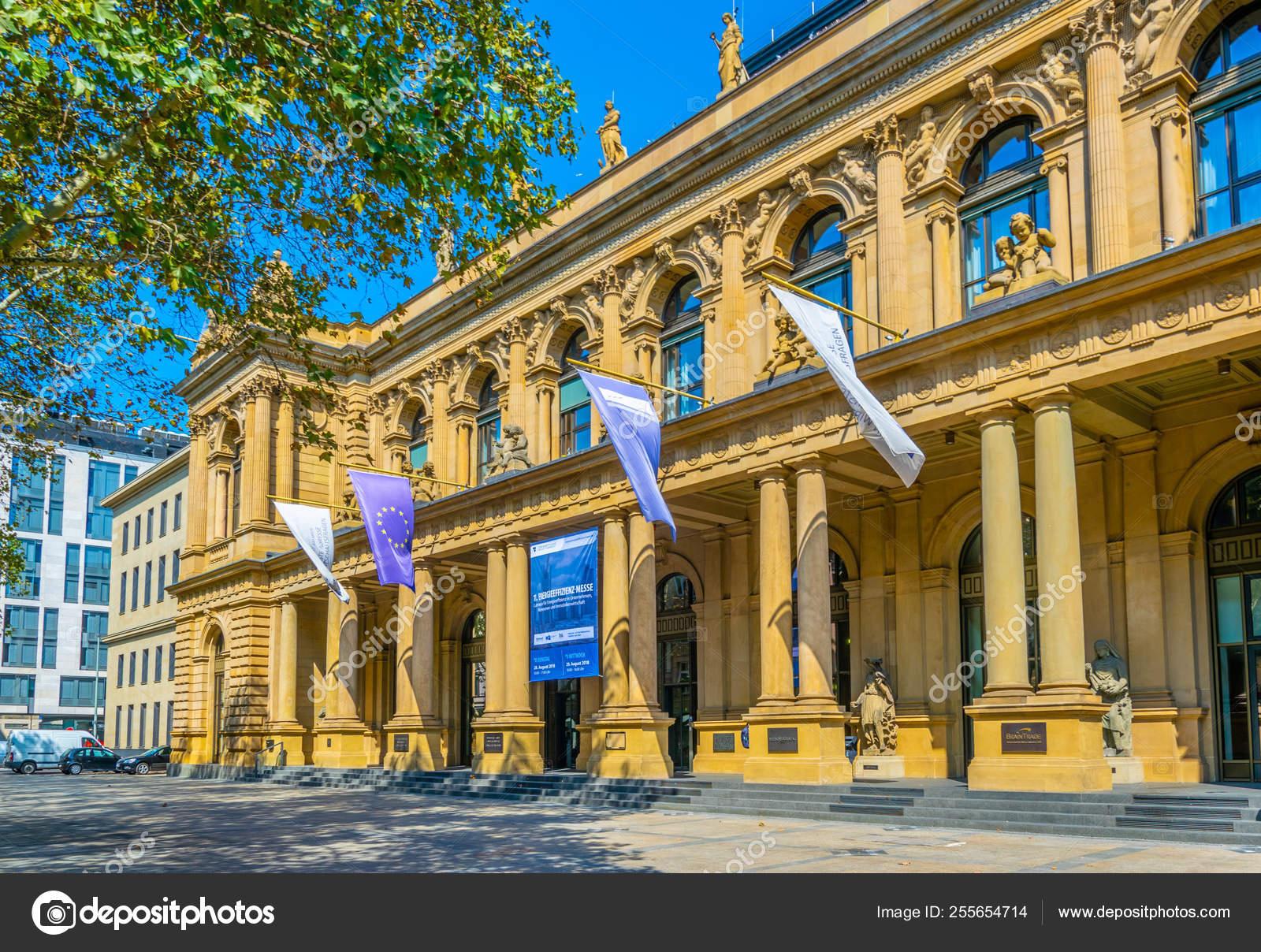 德国法兰克福, 2018年8月18日: 证券交易所大楼—— 库存社论照片© Dudlajzov #255654714