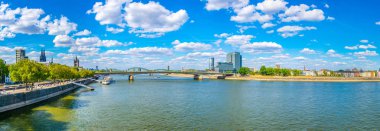 Köln, Almanya, 11 Ağustos 2018: Kennedy Quay, Köln, Almanya