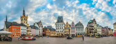 Trier, Almanya, 14 Ağustos 2018: Trier, Almanya 'daki Hauptmarkt meydanının günbatımı manzarası