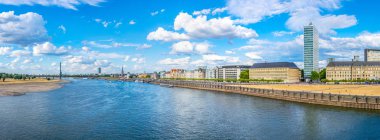 Düsseldorf, Almanya, 10 Ağustos 2018: Insanlar Düsseldorf 'un Rhein nehir kıyısında Saint Lambertus Kilisesi, Almanya ile gezinme