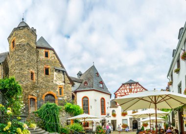 Beilstein, Almanya, 15 Ağustos 2018: Almanya 'da Metternich Kalesi ile Beilstein kasabası