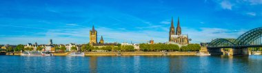 Köln, Almanya, 11 Ağustos 2018: Hohenzollern Köprüsü, Katedral ve Saint Martin Kilisesi ile Köln şehir manzarası, Almanya