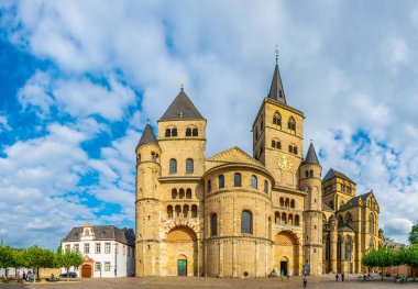 Trier, Almanya, 14 Ağustos 2018: Insanlar Trier, Almanya Katedrali tarafından geçiyor