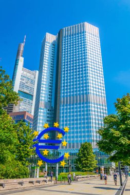 Frankfurt, Almanya, 18 Ağustos 2018: Insanlar Euro Sig geçiyor
